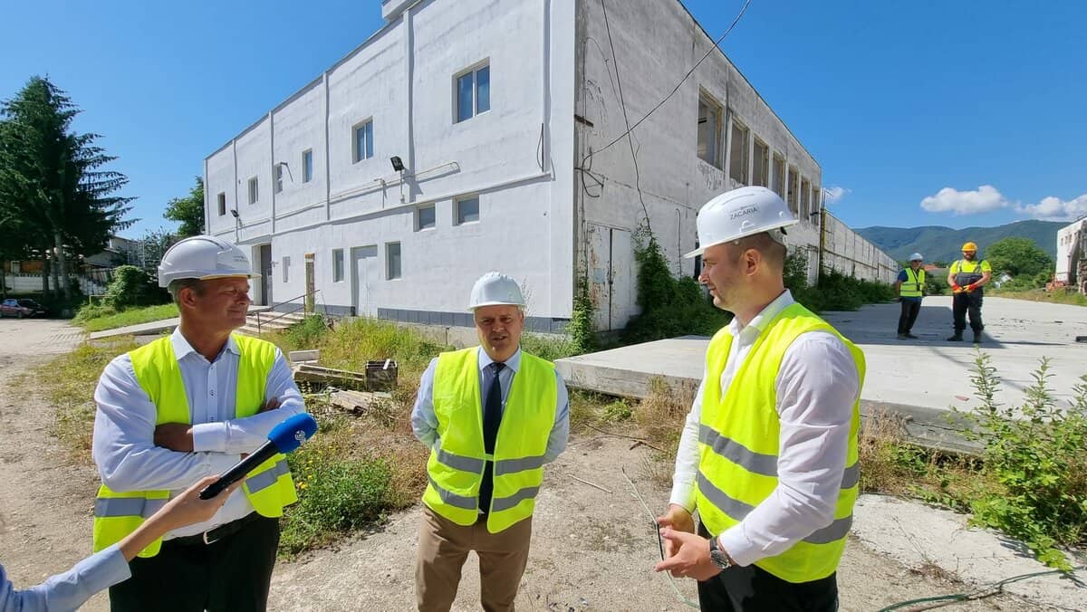 video foto - a început construcția primului mall din cisnădie, în locul fostei fabrici de covoare - va fi gata în primăvara lui 2023