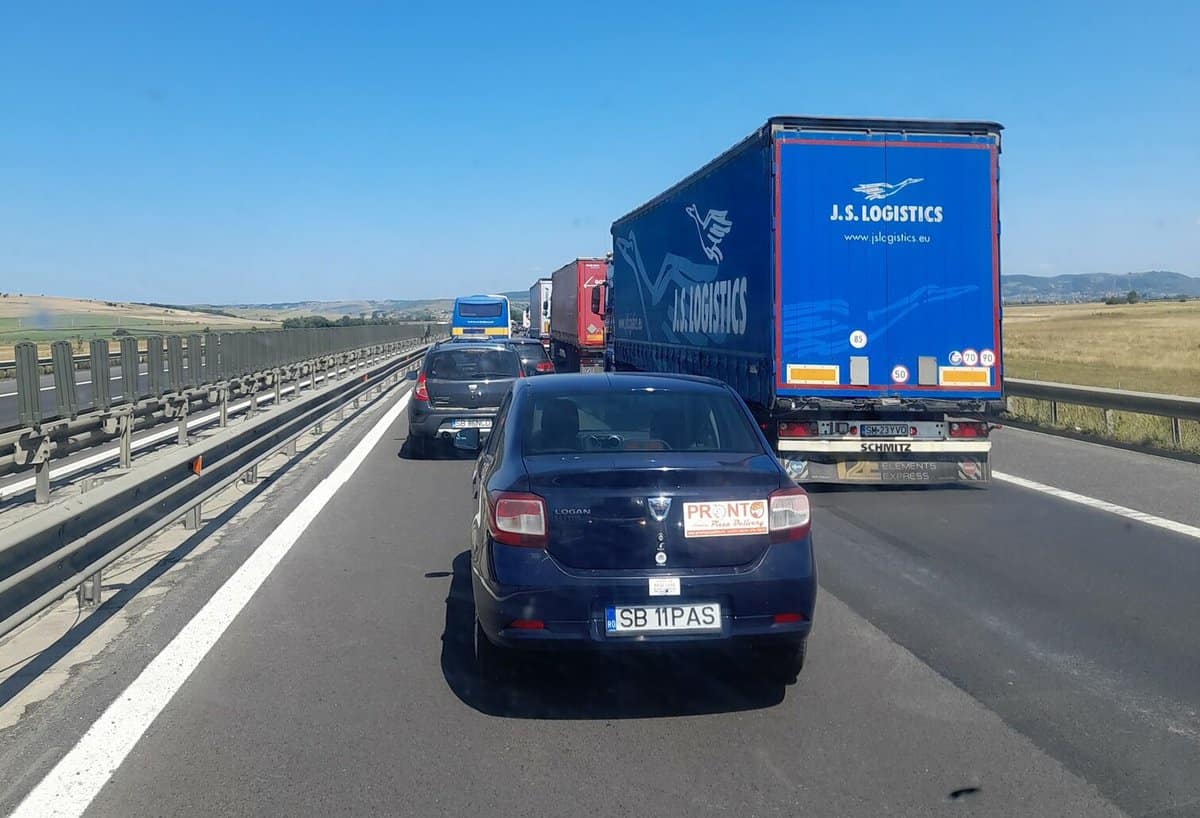 foto trafic sufocant pe valea oltului - cozile se întind pe kilometri întregi