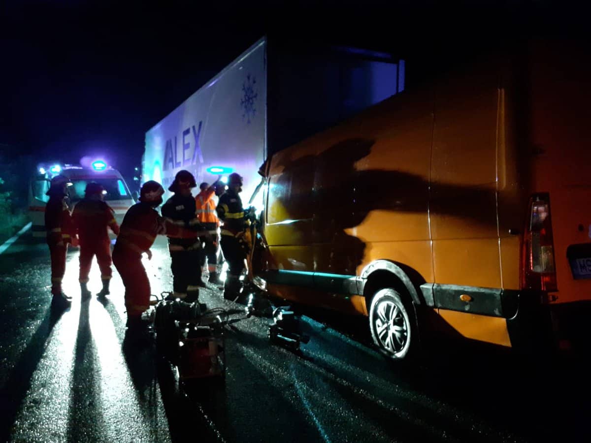 FOTO: Accident mortal pe Valea Oltului la Brezoi - Un microbuz s-a izbit de un TIR