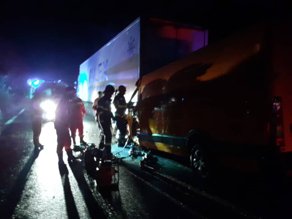 FOTO: Accident mortal pe Valea Oltului la Brezoi - Un microbuz s-a izbit de un TIR