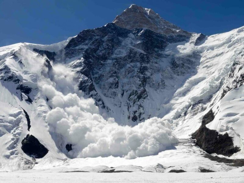 un alt ghețar din alpi s-a prăbușit din cauza temperaturilor ridicate - cel puțin 9 persoane au murit
