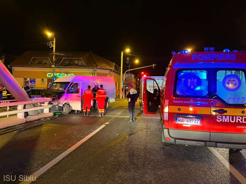 doi răniți într-un accident provocat de un șofer care a trecut pe roșu pe strada râului