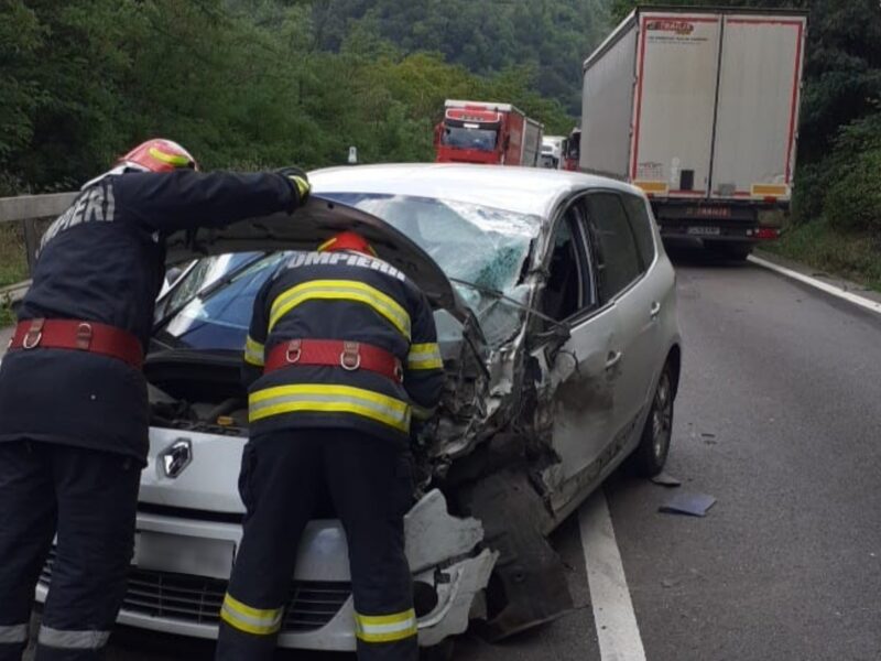 UPDATE: Accident cu o mașină și un TIR pe Valea Oltului la Balota