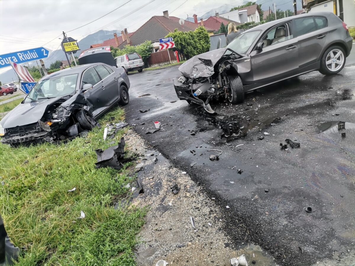 foto: mașini distruse într-un accident la gura râului