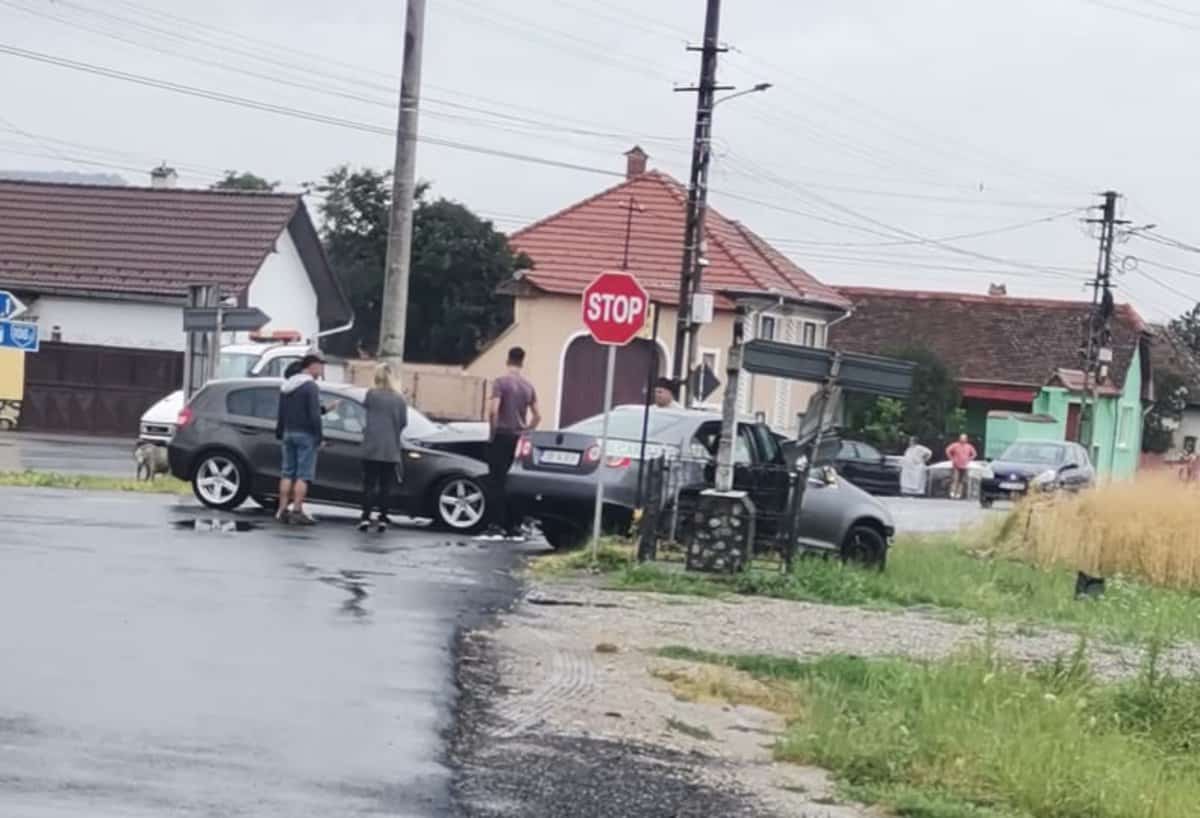 foto: mașini distruse într-un accident la gura râului