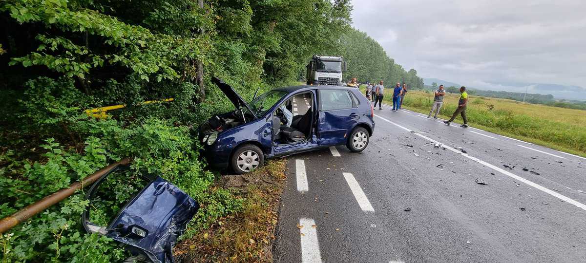 Accident cu trei victime între Sibiu și Poplaca - Un șofer de 71 ani a pierdut controlul mașinii în curbă