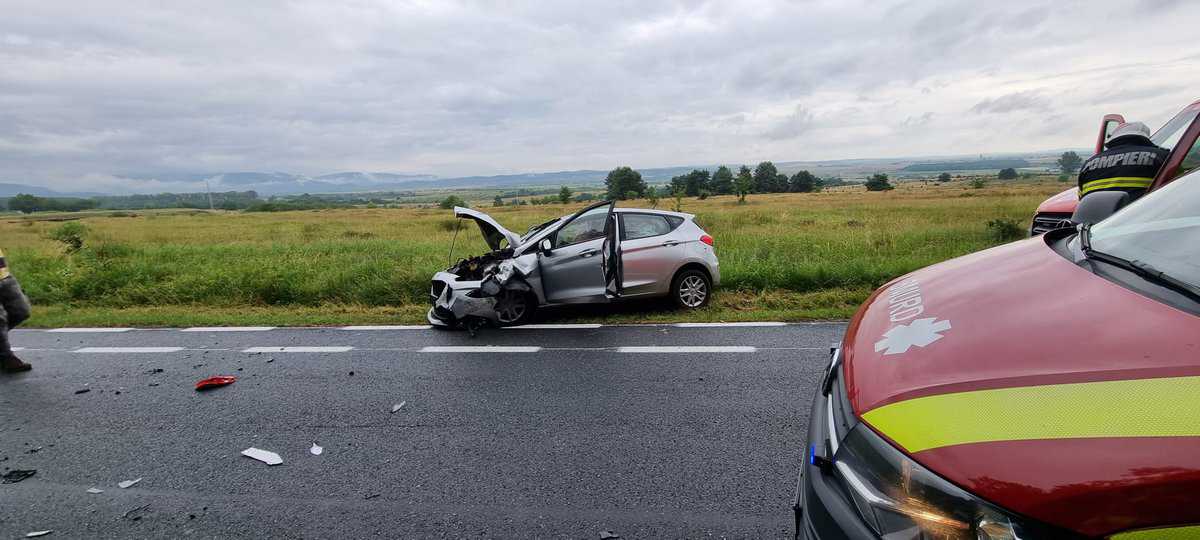 Accident cu trei victime între Sibiu și Poplaca - Un șofer de 71 ani a pierdut controlul mașinii în curbă