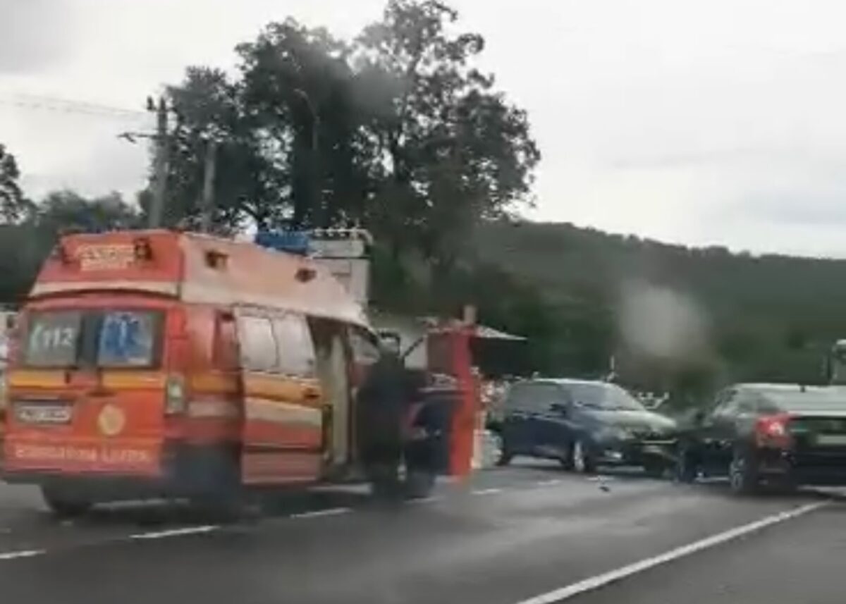 update accident pe hula bradului - un șofer de 78 de ani a intrat pe contrasens