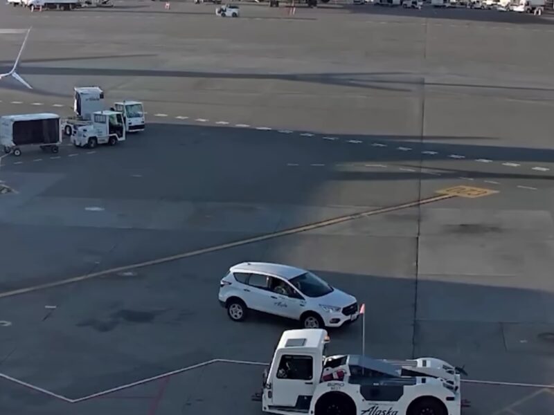 video - cum a reușit un bărbat să fure un avion de pasageri