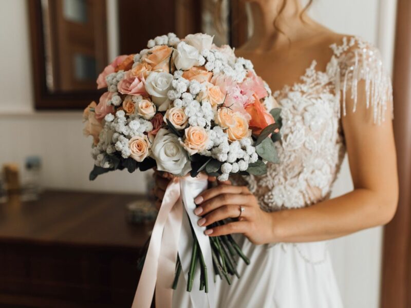 aranjamente florale pentru nuntă - un decor din flori naturale poate ajunge la 3000 euro