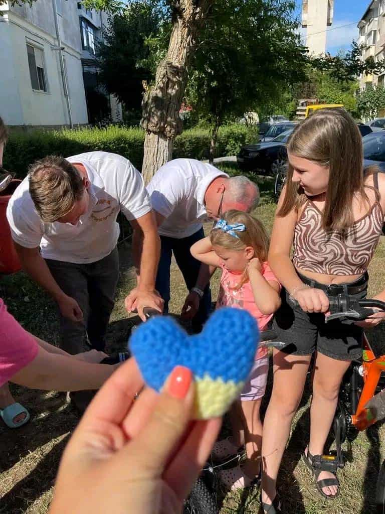 fetițele ucrainence refugiate la mediaș au primit bicicletele dorite - „nu mi-am mai văzut fetele atât de fericite de foarte mult timp”