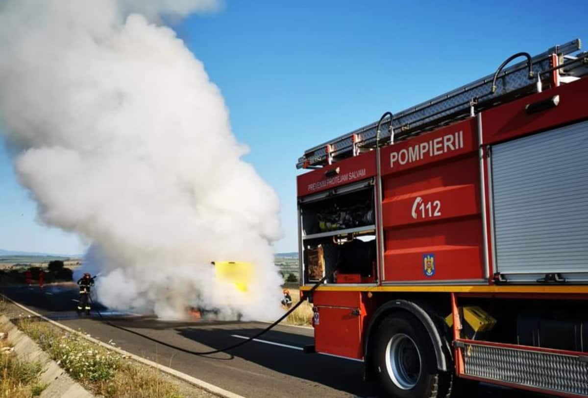 video: incendiu între nucet și cornățel - a luat foc un microbuz