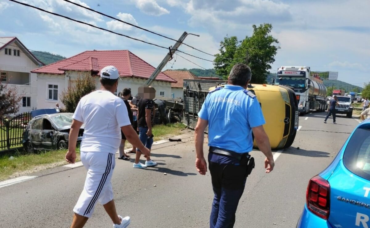 doi jandarmi sibieni au intervenit la un accident în argeș - se întorceau dintr-o misiune de la bucurești