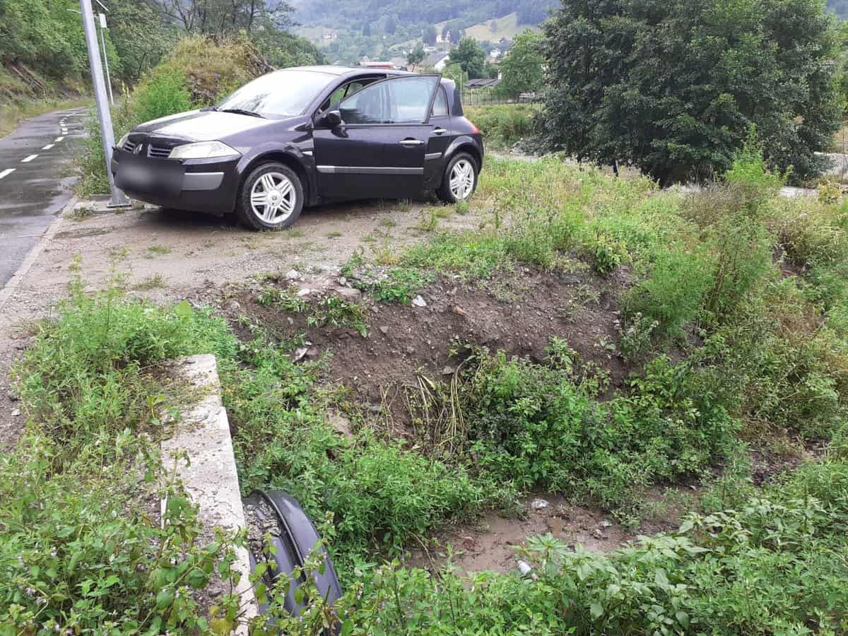 UPDATE: Mașină în pericol să cadă în râu la Brezoi