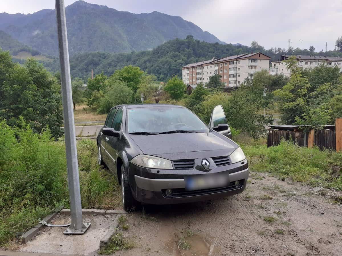 UPDATE: Mașină în pericol să cadă în râu la Brezoi