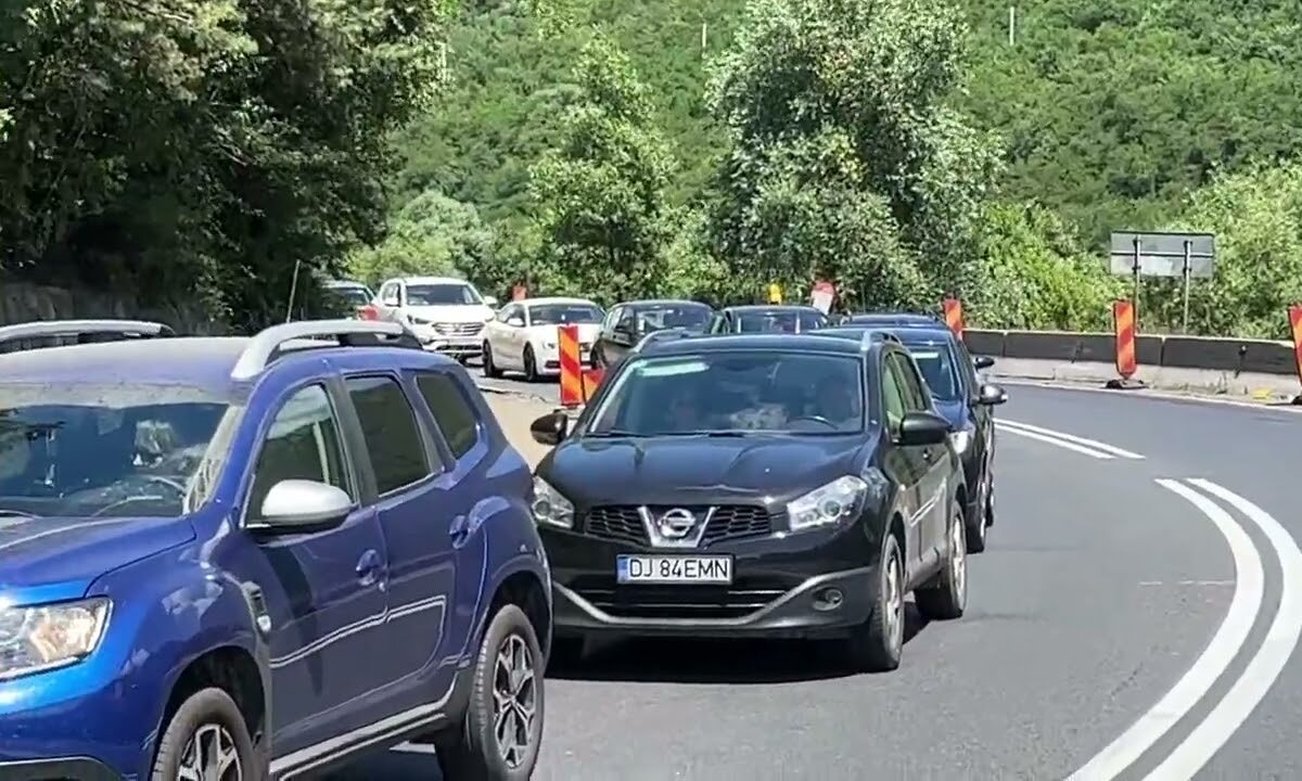 Trafic îngreunat vineri pe Valea Oltului - Se montează parapeți