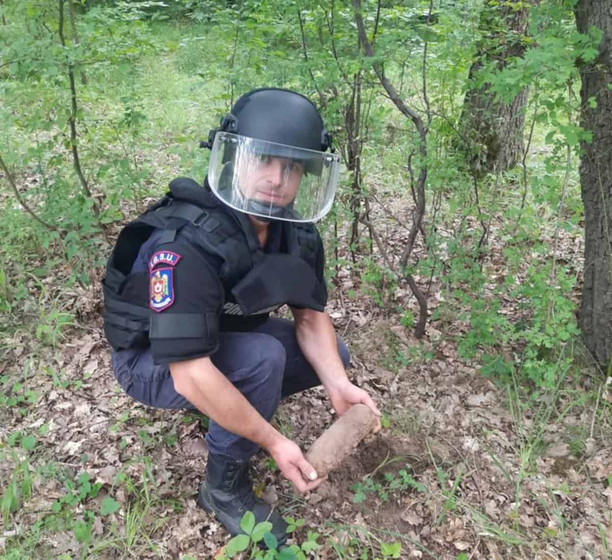 muniție neexplodată găsită în pădure la poplaca - pompierii: „nu le atingeți”
