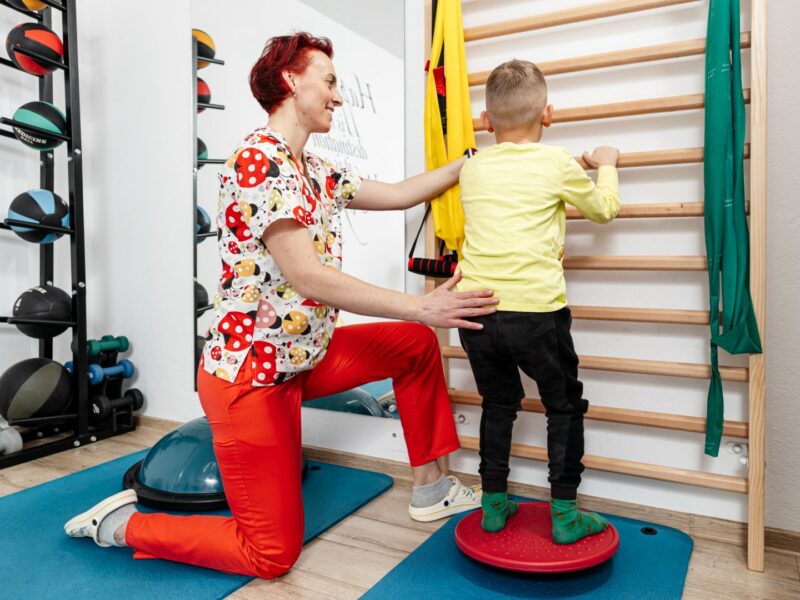 cabinetul de kinetoterapie ara ajută copiii speciali să devină adulți echilibrați