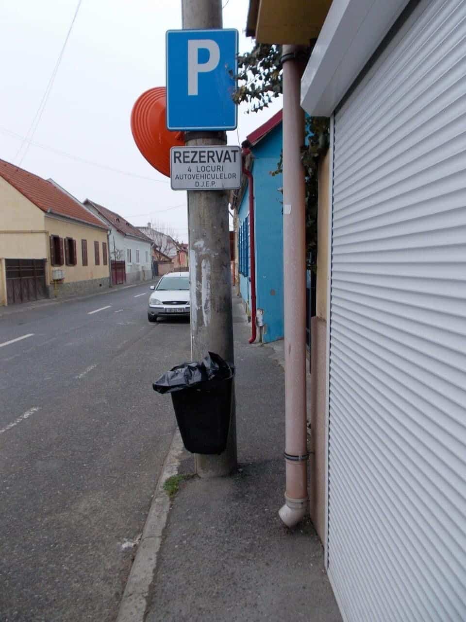 Stâlpii din mijlocul trotuarului de pe strada Câmpului - Rezolvarea problemei poate dura 2-3 ani