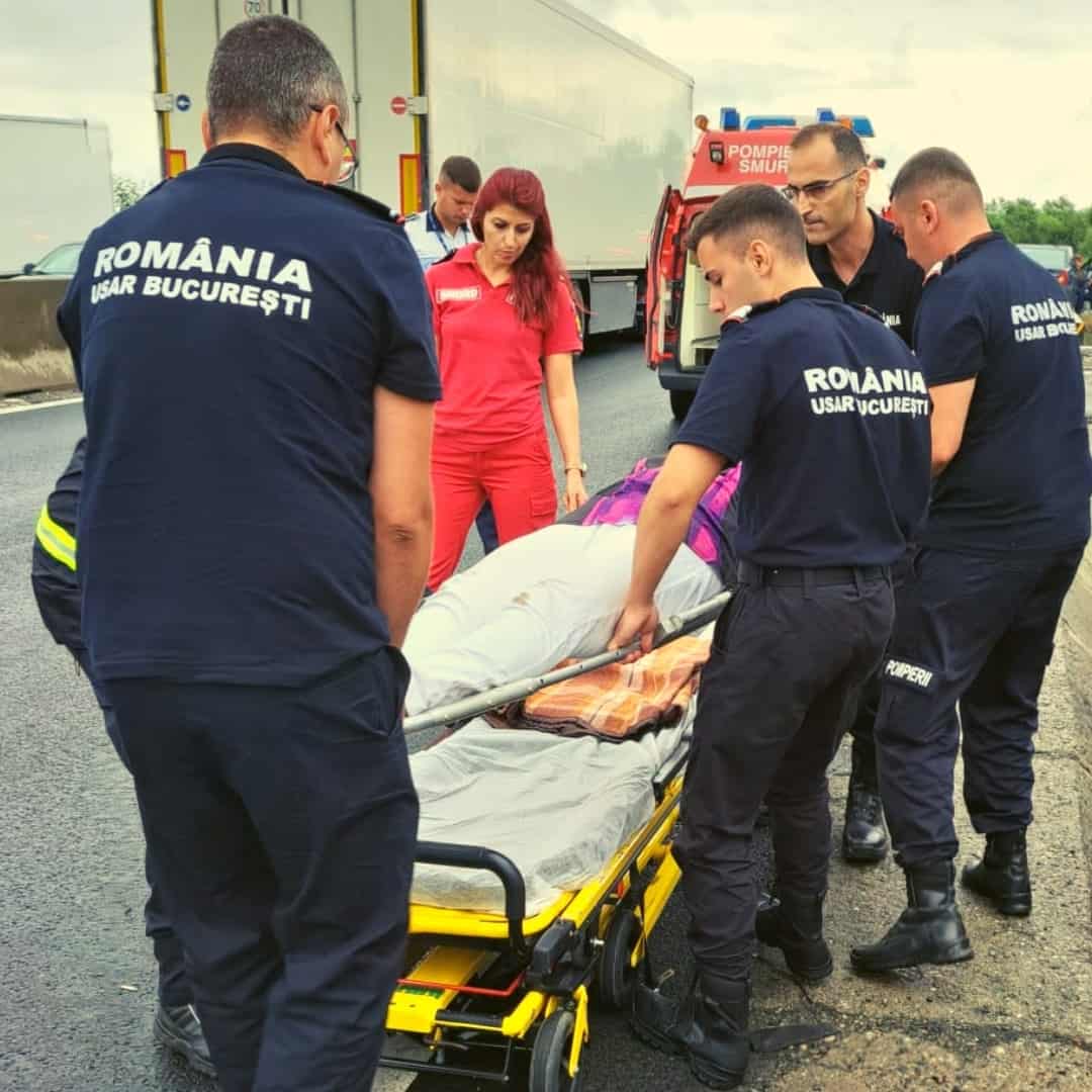 foto: femeia rănită în accidentul de miercuri de la veștem, salvată de o echipă de pompieri care mergea spre italia