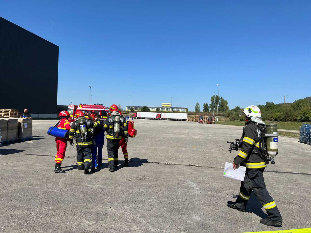 foto exercițiu amplu la sibiu – pompierii au simulat un incendiu la o fabrică din municipiu
