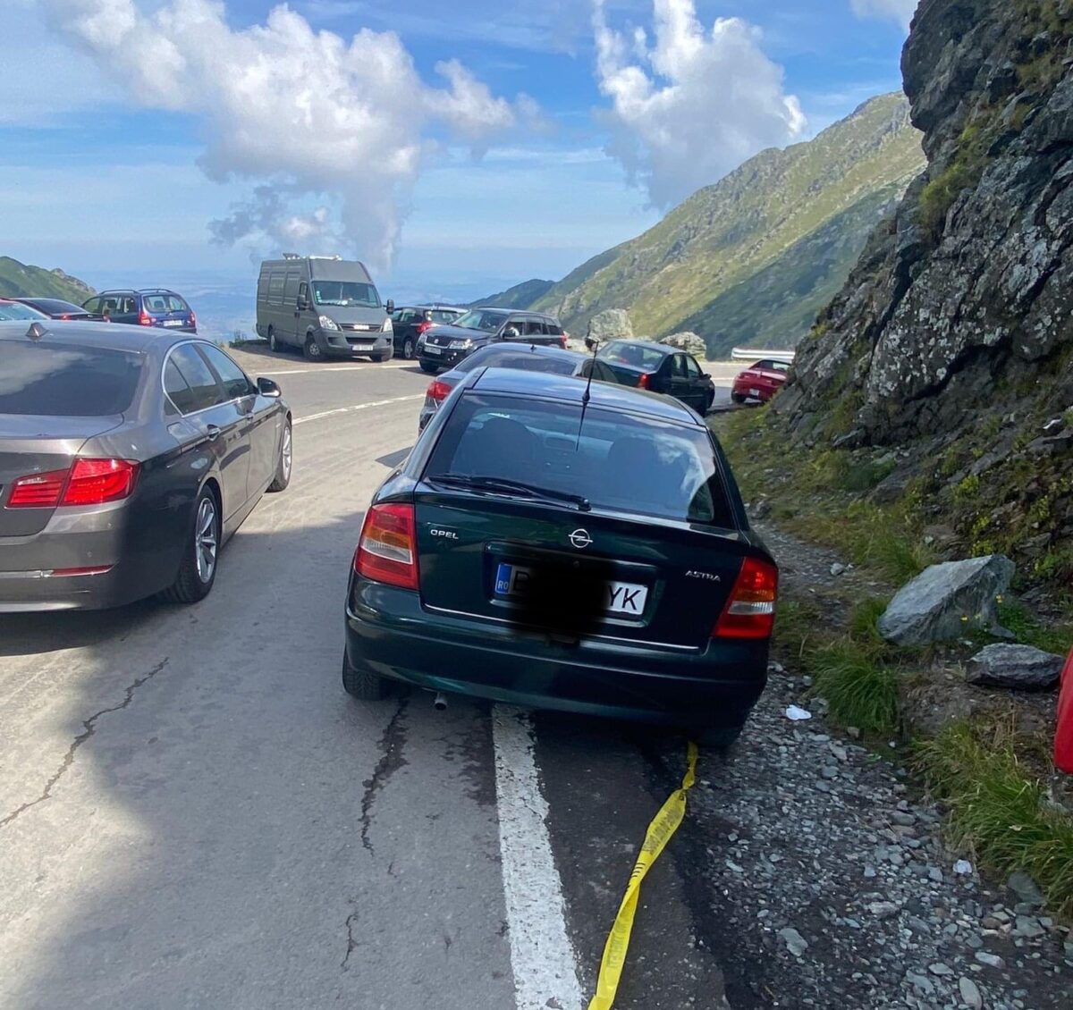 FOTO: Haos pe Transfăgărășan - Zeci de mașini parcate pe acostament blochează traficul