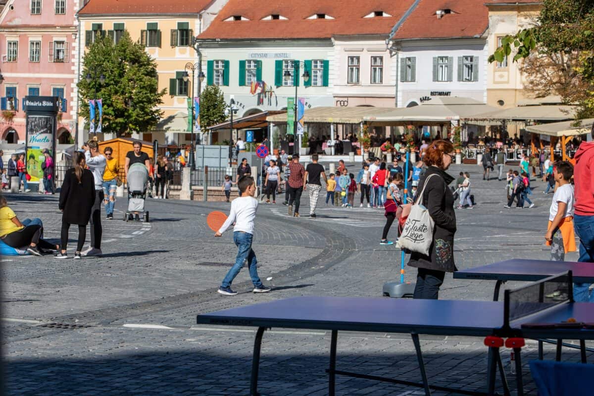 foto primăria sibiu încurajează mersul pe jos sau pe bicicletă: accesul cu mașina în centrul istoric va fi interzis