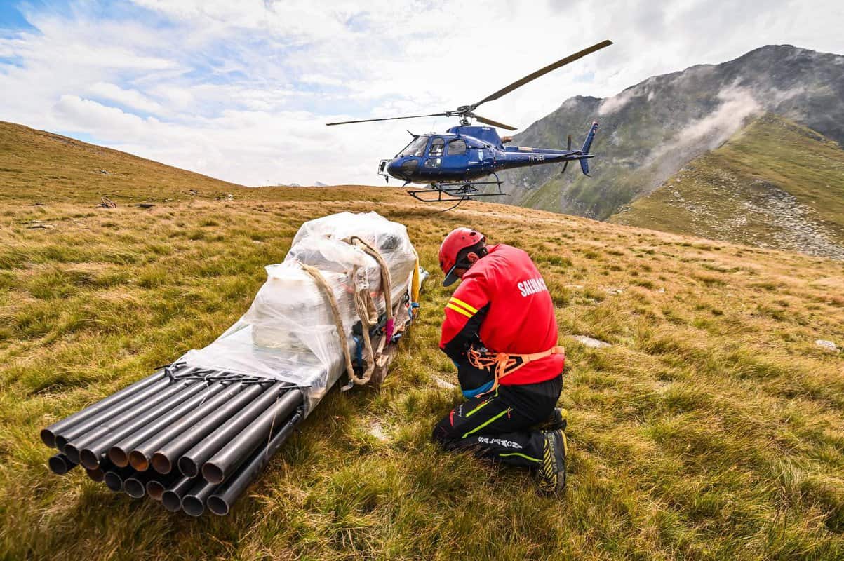 foto un elicopter a transportat 6 tone de materiale destinate semnalizării traseelor din munții făgăraș