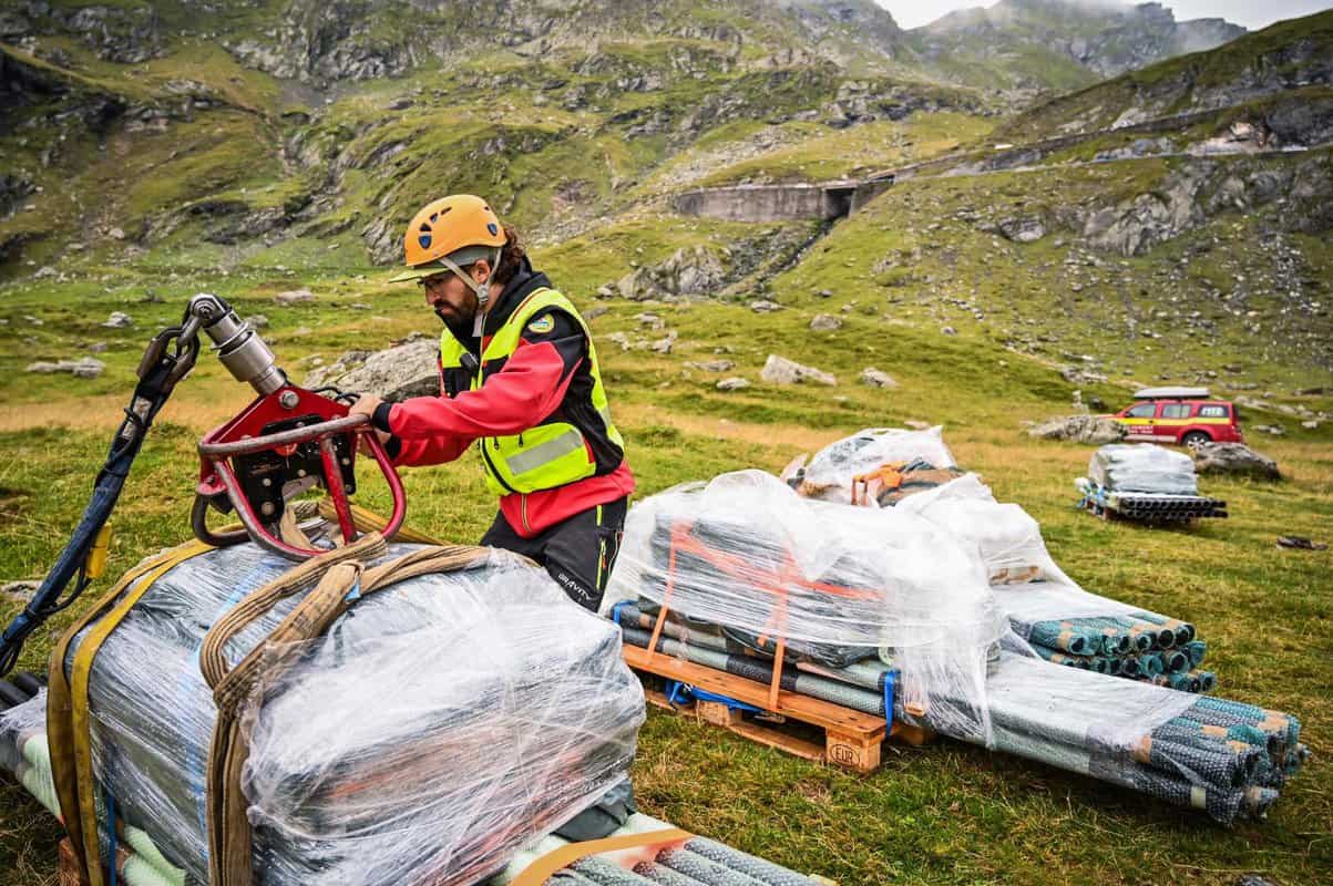 foto un elicopter a transportat 6 tone de materiale destinate semnalizării traseelor din munții făgăraș