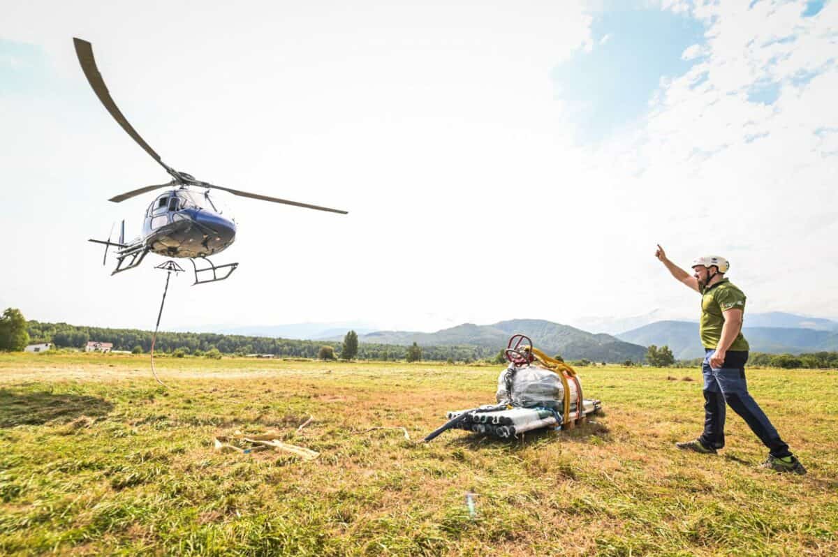 foto un elicopter a transportat 6 tone de materiale destinate semnalizării traseelor din munții făgăraș