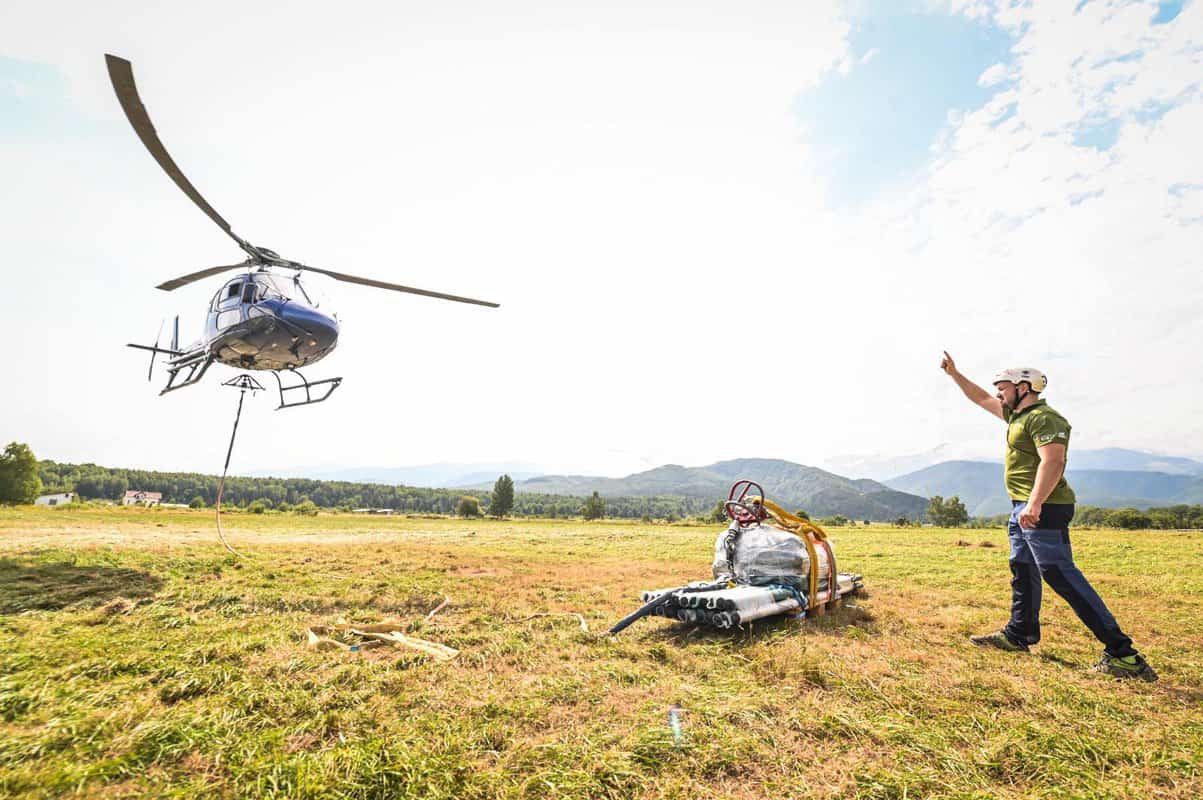 foto un elicopter a transportat 6 tone de materiale destinate semnalizării traseelor din munții făgăraș