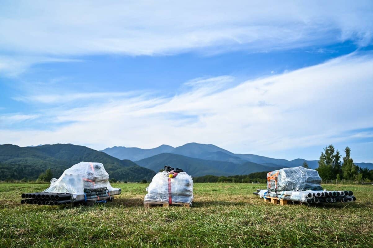 foto un elicopter a transportat 6 tone de materiale destinate semnalizării traseelor din munții făgăraș