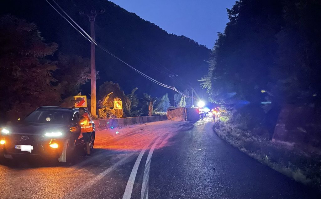 accident pe valea oltului la călimănești - două persoane sunt rănite