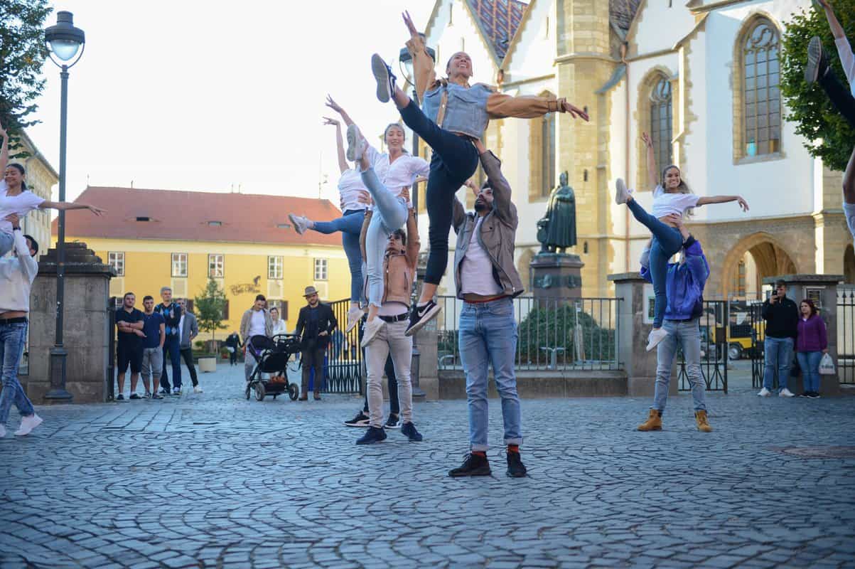 foto primăria sibiu încurajează mersul pe jos sau pe bicicletă: accesul cu mașina în centrul istoric va fi interzis