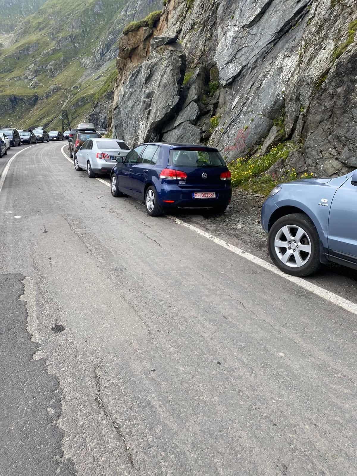 FOTO: Haos pe Transfăgărășan - Zeci de mașini parcate pe acostament blochează traficul