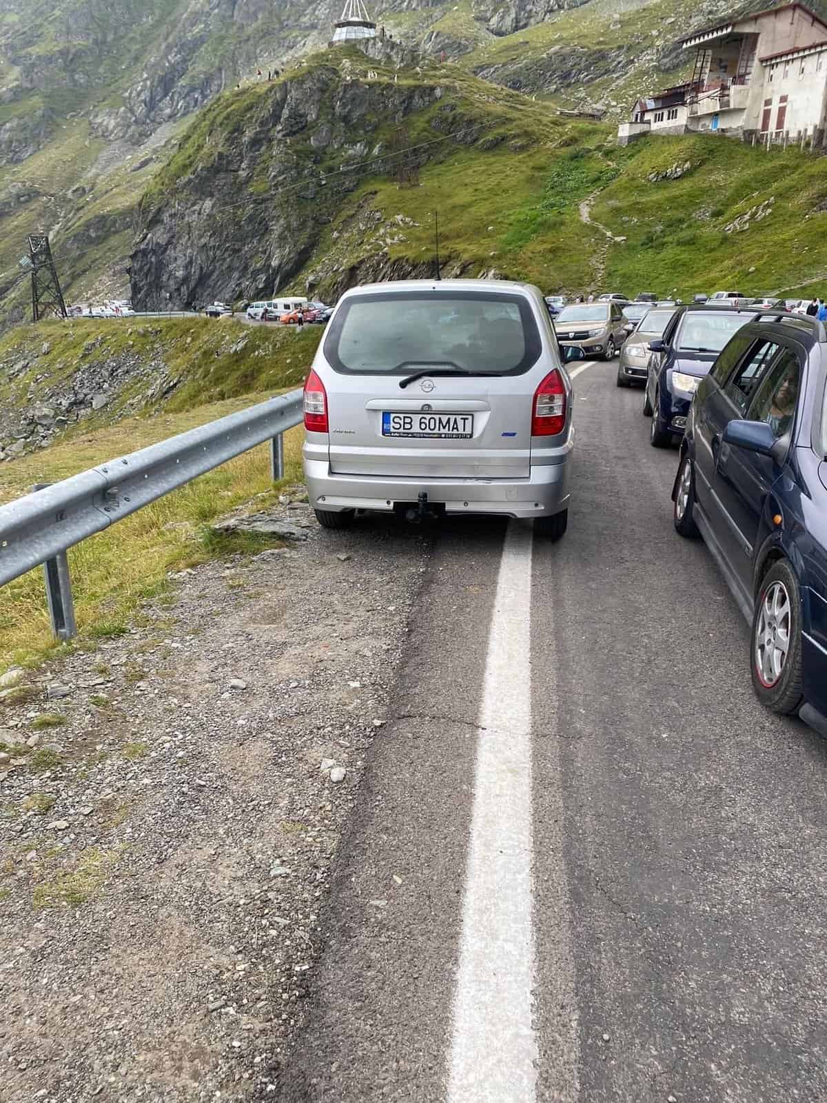 FOTO: Haos pe Transfăgărășan - Zeci de mașini parcate pe acostament blochează traficul