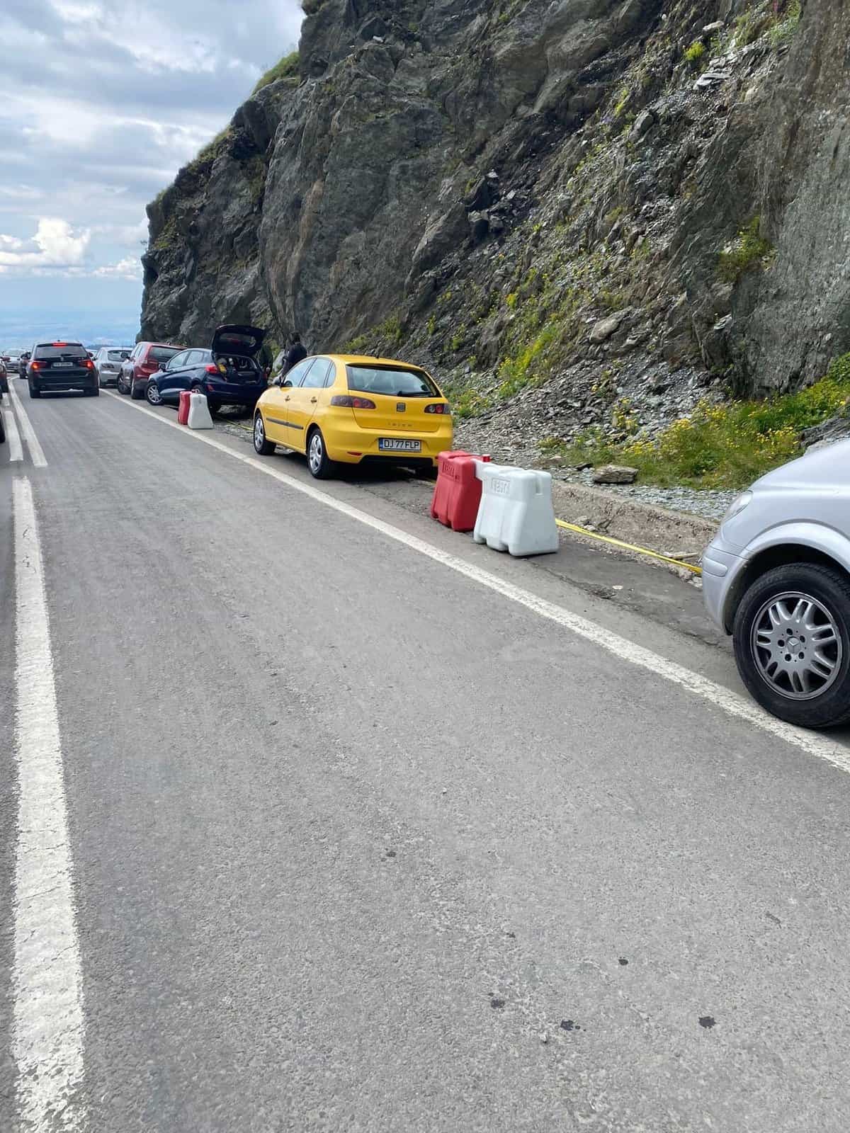 FOTO: Haos pe Transfăgărășan - Zeci de mașini parcate pe acostament blochează traficul