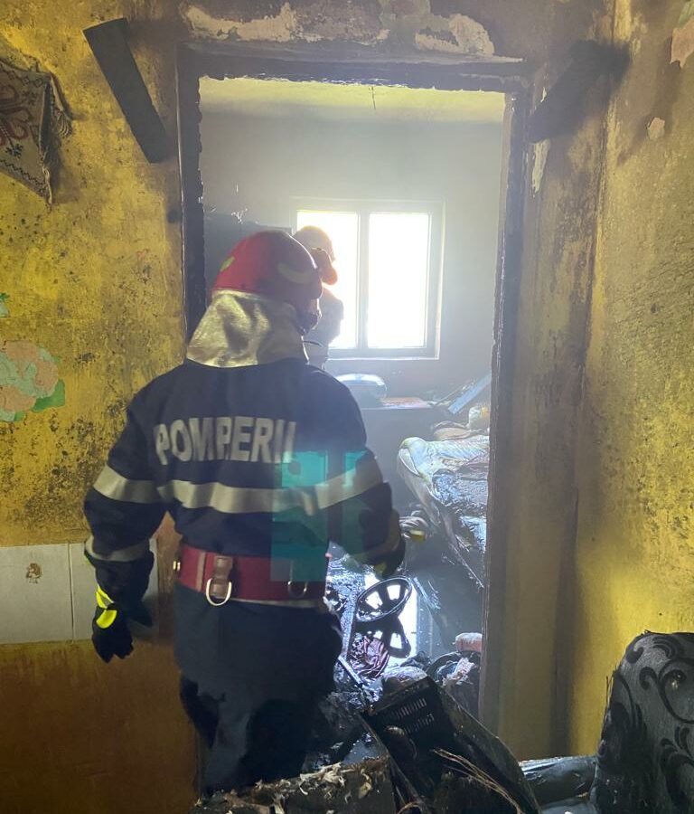 FOTO Incendiu la Retiș - A ars un apartament - Opt copii au fost evacuați