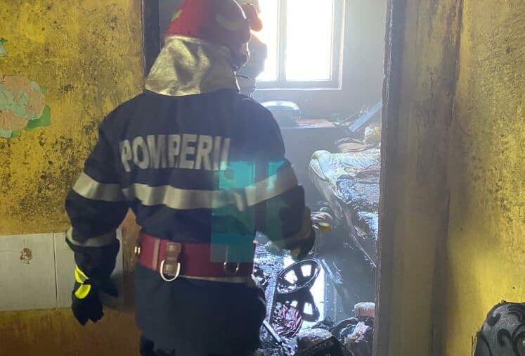 FOTO Incendiu la Retiș - A ars un apartament - Opt copii au fost evacuați