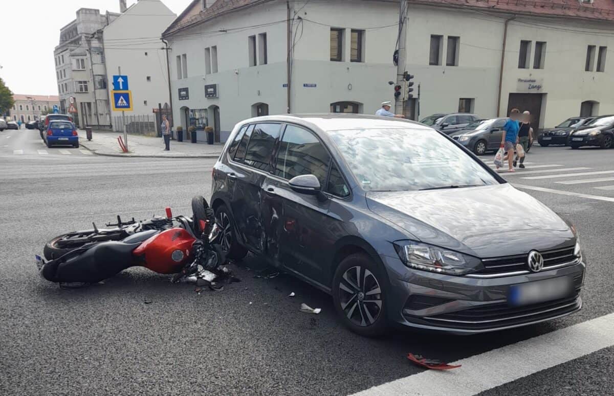 motociclist rănit după ce a fost lovit de o mașină la intersecția dintre străzile constituției și 9 mai