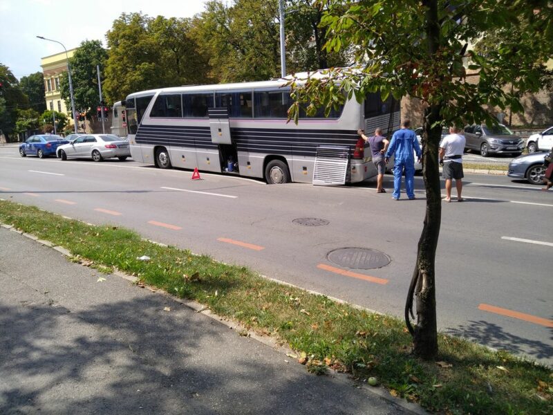 autocar „scufundat” în asfalt pe bulevardul corneliu coposu