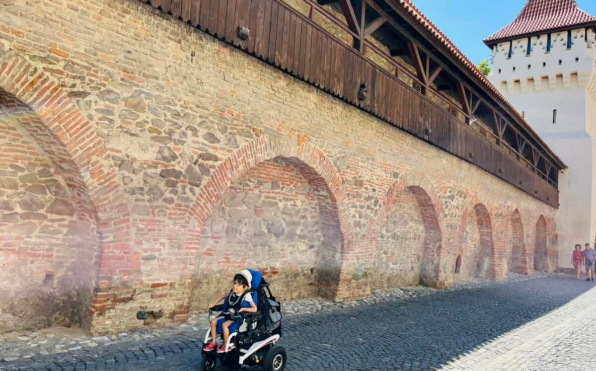 viața în sibiu pentru un copil diagnosticat cu sma - „societatea românească, nepregătită pentru acceptarea persoanelor cu dizabilități”