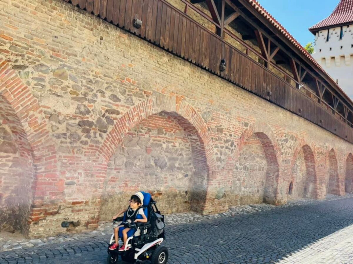 viața în sibiu pentru un copil diagnosticat cu sma - „societatea românească, nepregătită pentru acceptarea persoanelor cu dizabilități”