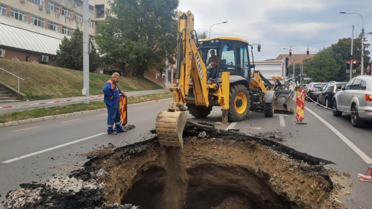 foto video groapă de șase metri pe „coposu” - „noi bănuim că ar fi o problemă la un canal”