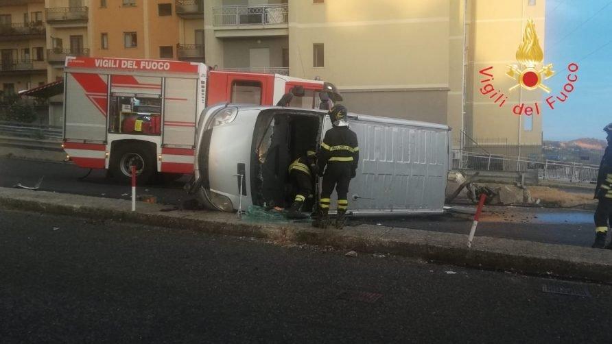 foto microbuz cu români implicat într-un accident în italia - cel puțin cinci persoane sunt rănite