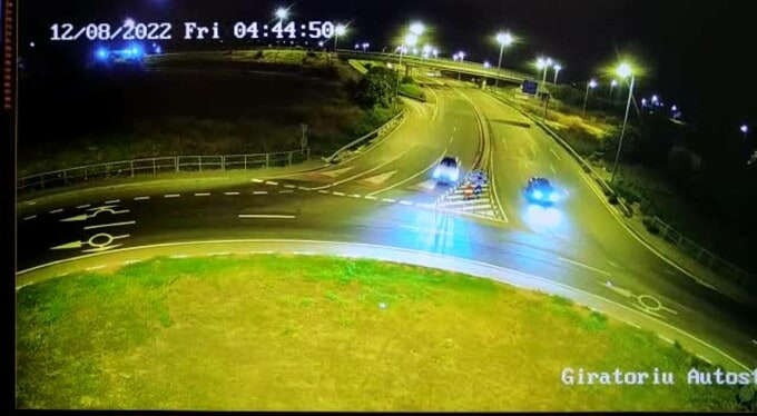 video foto un tânăr din sibiu a zburat cu mașina printr-un giratoriu la constanța - bolidul a luat foc