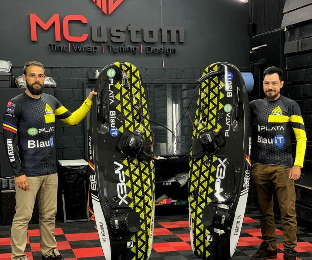 Doi sibieni promovează un sport nou în România - Motosurful e un fel de snowboarding pe apă