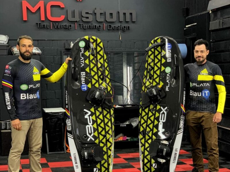 doi sibieni promovează un sport nou în românia - motosurful e un fel de snowboarding pe apă