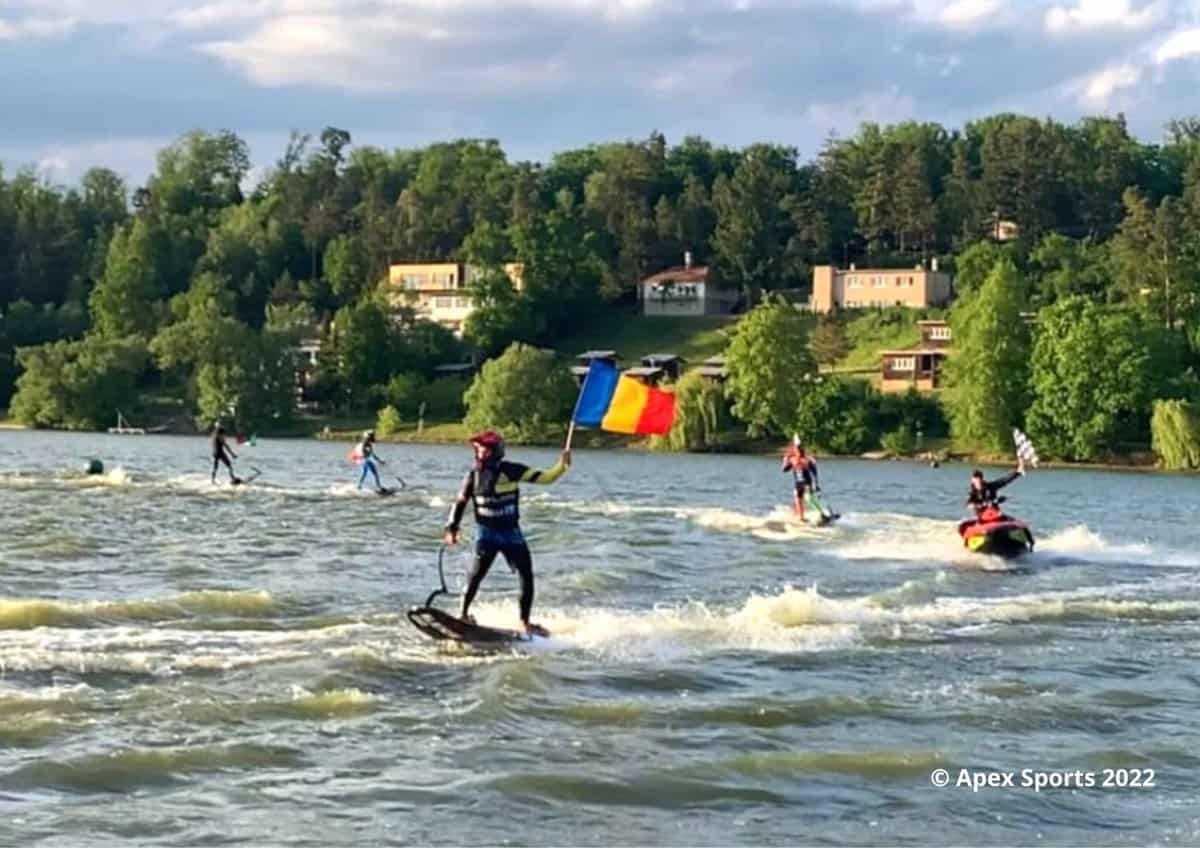 Doi sibieni promovează un sport nou în România - Motosurful e un fel de snowboarding pe apă