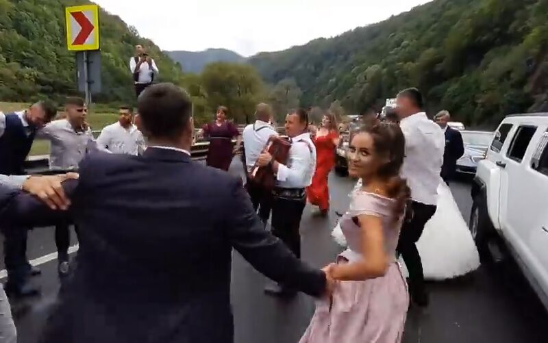 video nuntași blocați în trafic pe valea oltului - au “încins” o horă printre mașini